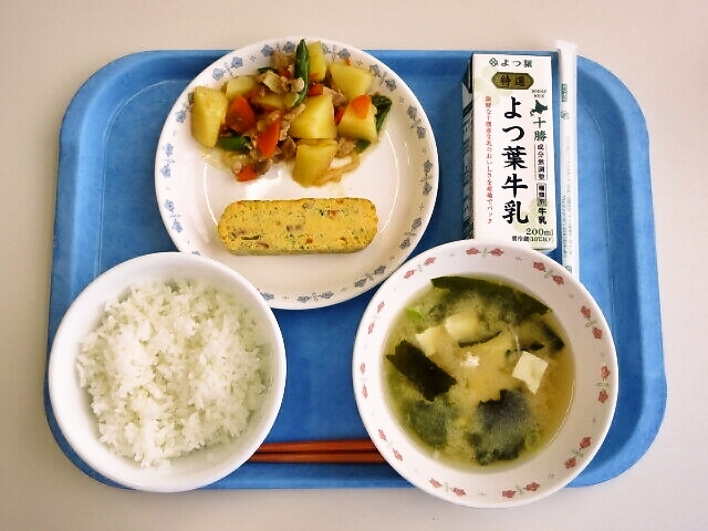 ごはん、みそ汁（豆腐・わかめ）、五目卵焼き、肉じゃが、牛乳