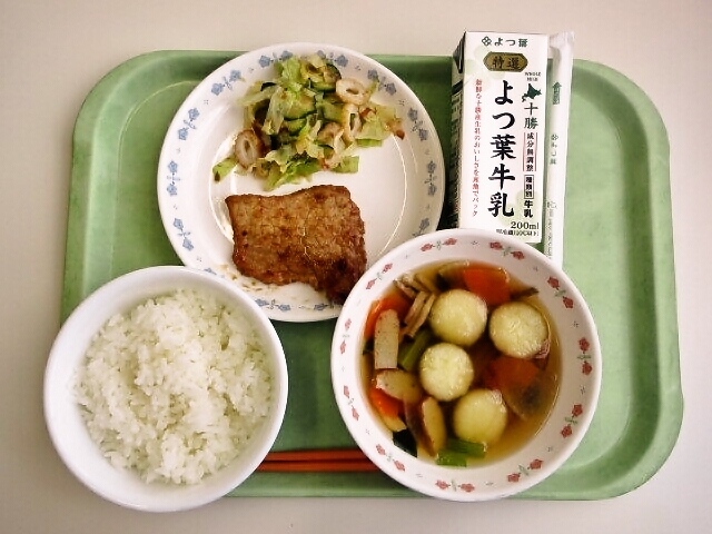 ごはん、いも団子汁、豚肉の漬け焼き、キャベツの梅がつお和え、牛乳