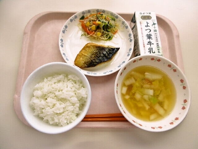 ごはん、みそ味（白菜・人参）、鯖の塩焼き、春雨サラダ、牛乳