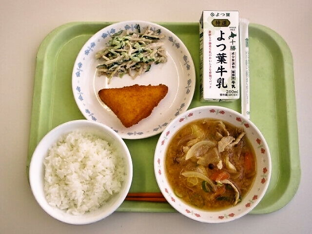 ごはん、豚汁、チーズはんぺんフライ、ごぼうサラダ、牛乳