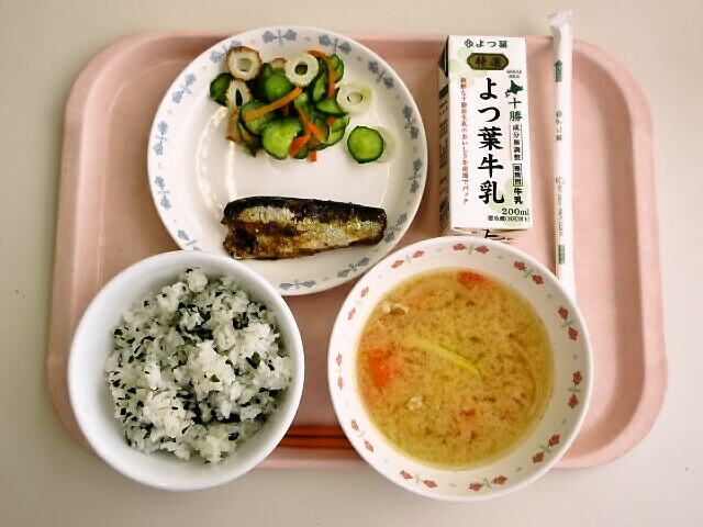 わかめごはん、さつまいも汁、いわしの生姜煮、きゅうりもみ、牛乳