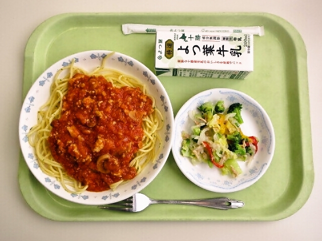 スパゲッティミートソース、カラフルサラダ、牛乳