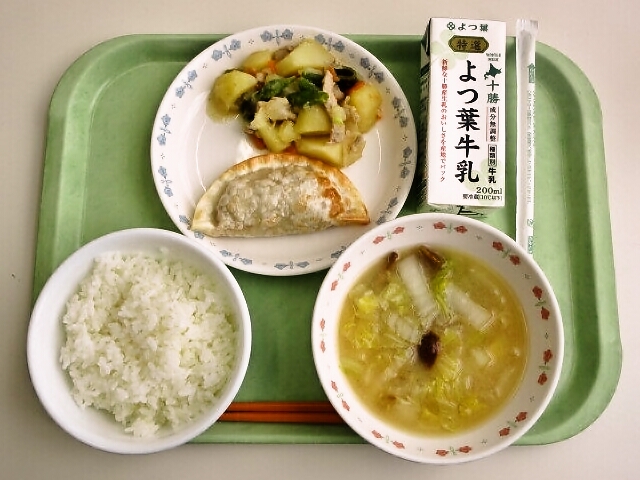 ごはん、みそ汁（白菜・なめこ）、ジャンボ餃子、塩肉じゃが、牛乳