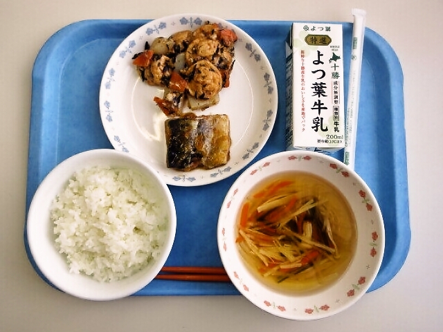 ごはん、さわに汁、さばのみぞれ煮、こんにゃくとがんものみそ炒め、牛乳