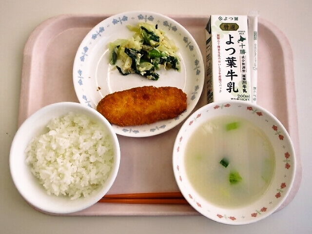 ごはん、パイタンスープ、白身魚フライ、からし和え、牛乳