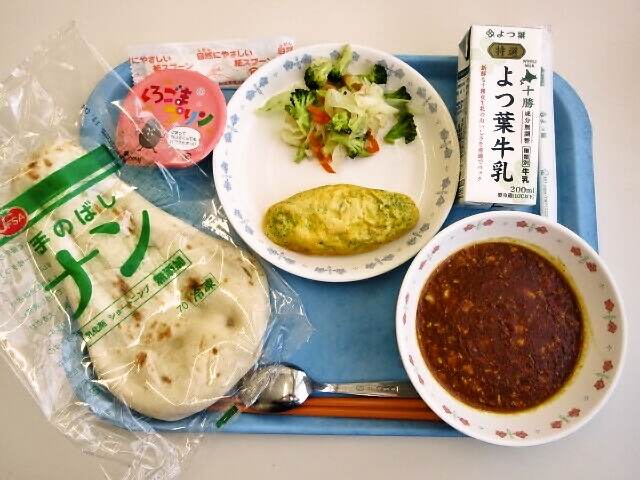 ナン、チキンキーマカレー、オムレツ、ブロッコリーサラダ、黒ごまプリン、牛乳