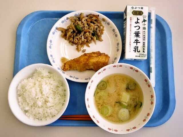 ごはん、みそ汁（じゃがいも・長ねぎ）、ささみの黒酢風味、切干大根の炒め煮、牛乳