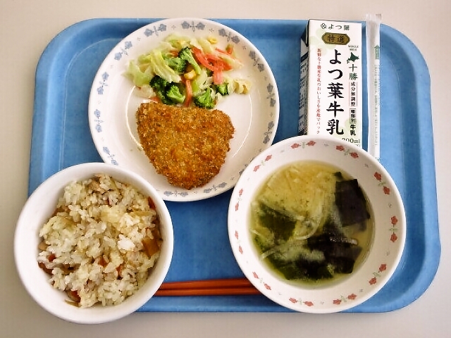 鶏ごぼうごはん、みそ汁（玉ねぎ・わかめ）、かぼちゃひき肉フライ、コーンサラダ、牛乳