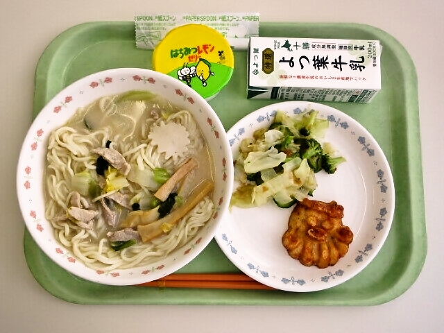 ちゃんぽん麵、グリーンサラダ、たこでたこ焼き、はちみつレモンゼリー、牛乳