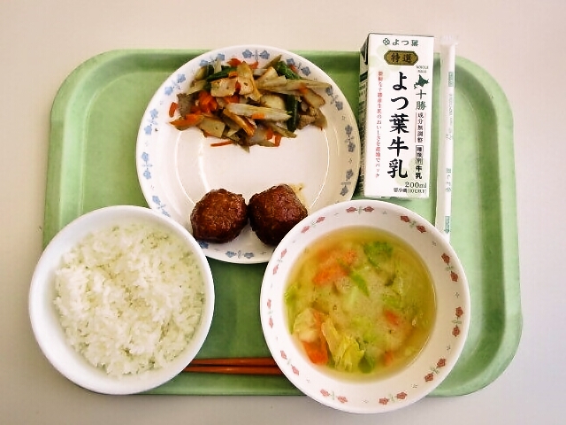 ごはん、みそ汁（きゃべつ・人参）、みそだれ肉団子、五目きんぴら、牛乳