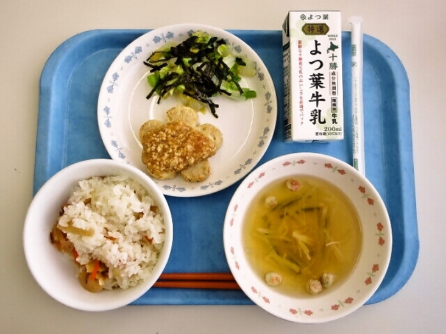ちらし寿司、すまし汁、花型豆腐ハンバーグのそぼろ餡、白菜の磯和え、牛乳