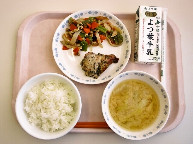 ごはん、みそ汁（白菜・しめじ）、鶏のスパイス焼き、ふきの五目煮、牛乳