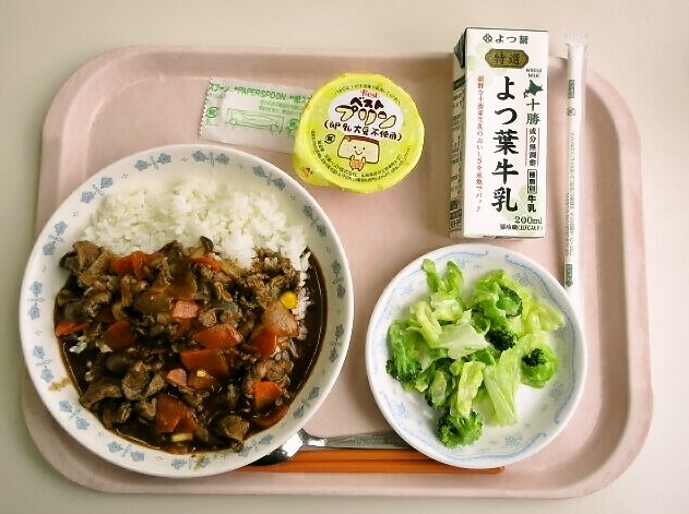 ごはん、しほろ牛のビーフチュー、コールスローサラダ、プリン、牛乳