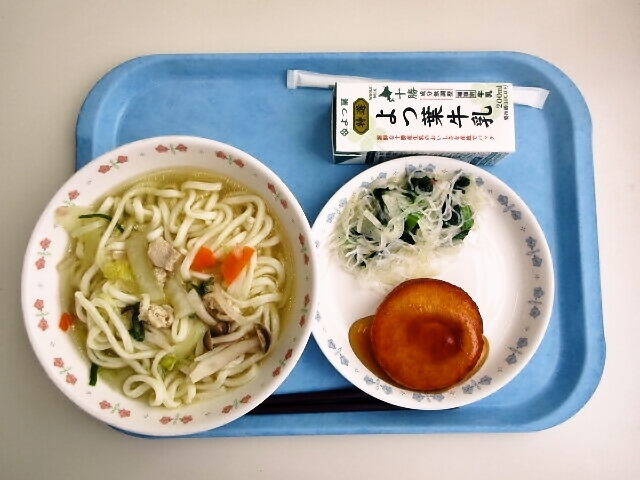 鶏だしうどん、いももち、大根と青菜のサラダ、牛乳