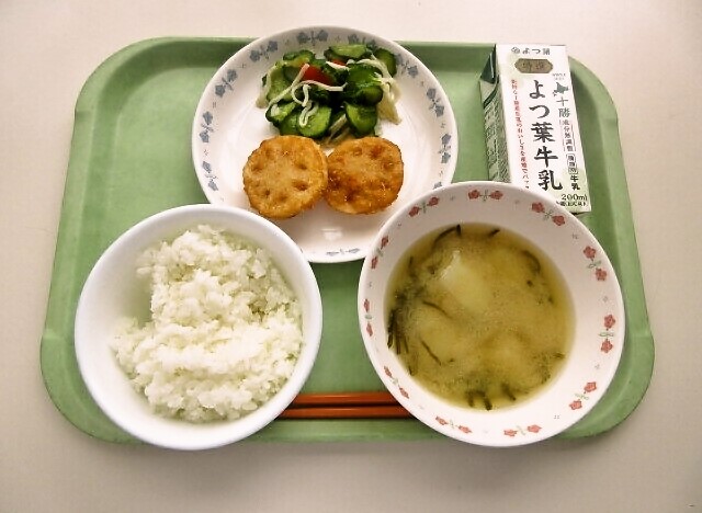 ごはん、みそ汁（じゃがいも・昆布）、蓮根の挟み揚げ、きゅうりの中華漬け、牛乳