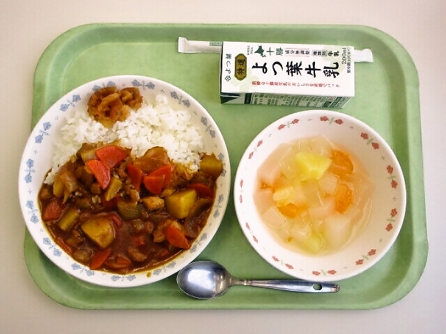 カレーライス、福神漬、フルーツのゼリー和え、牛乳