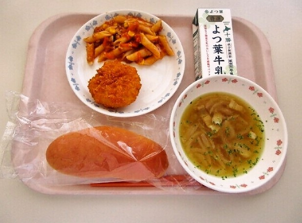 コッペパン、オニオンスープ、コーンフライ、ペンネのミートソース煮、牛乳