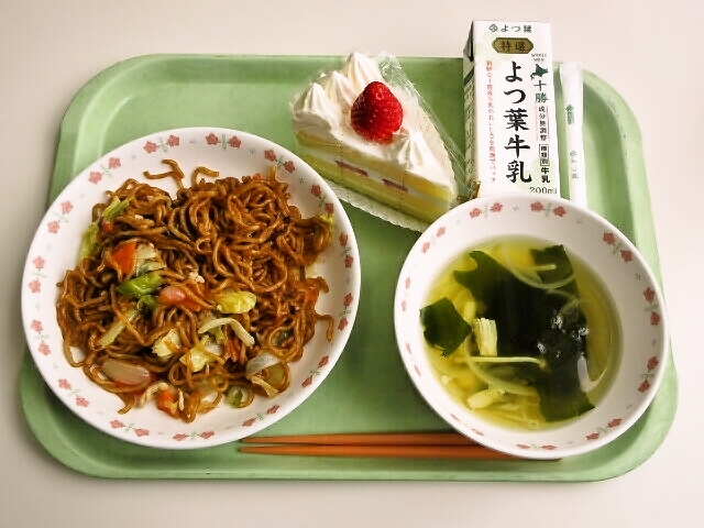 焼きそば、わかめスープ、ショートケーキ、牛乳