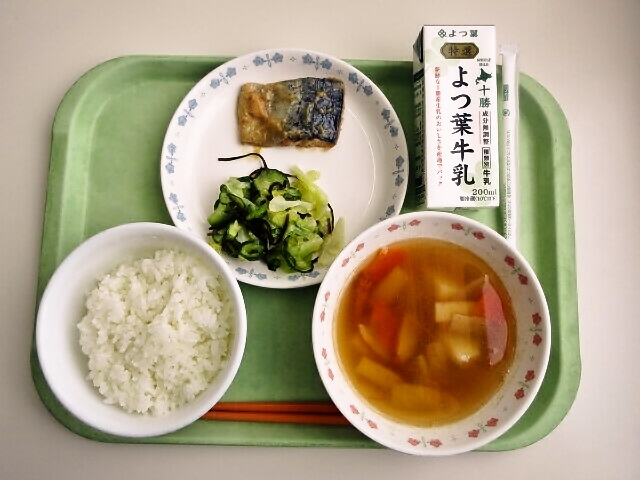 ごはん、けんちん汁、サバの味噌煮、やみつきキャベツ、牛乳