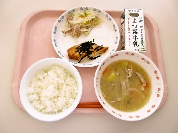ごはん、さつまいも汁、ささみのマヨダレ焼き、大根サラダ、牛乳