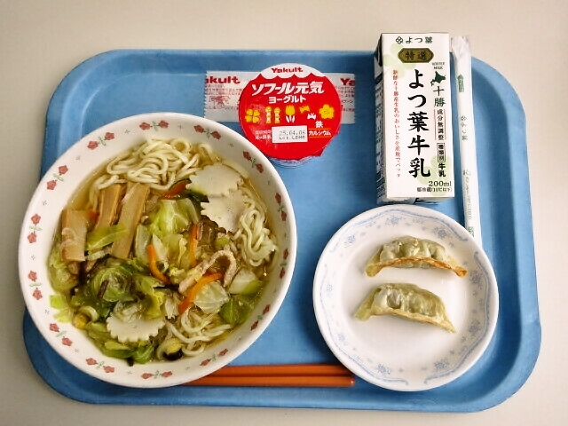 塩ラーメン、焼き餃子、元気ヨーグルト、牛乳