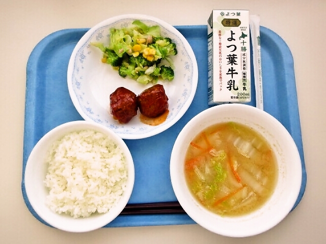 ごはん、みそ汁（白菜・人参）、ケチャップあん肉団子、ブロッコリーサラダ、牛乳