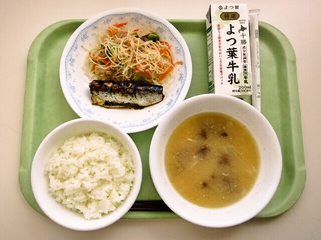 ごはん、みそ汁（大根・なめこ）、いわしの生姜煮、春雨サラダ、牛乳