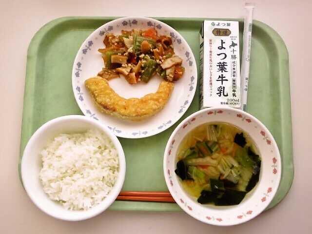 ごはん、白菜スープ、かぼちゃ天ぷら、ふきのみそ炒め、牛乳