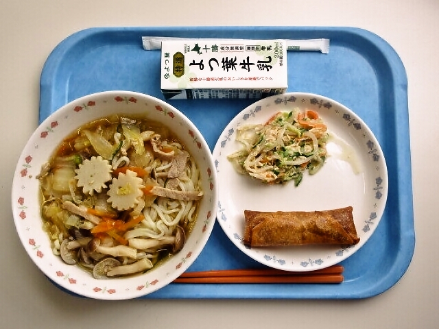 醬油ラーメン、春巻き、ささみのごまドレ和え、牛乳