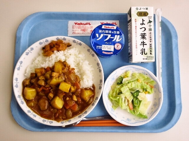 カレーライス、福神漬、コーンサラダ、ヨーグルト、牛乳