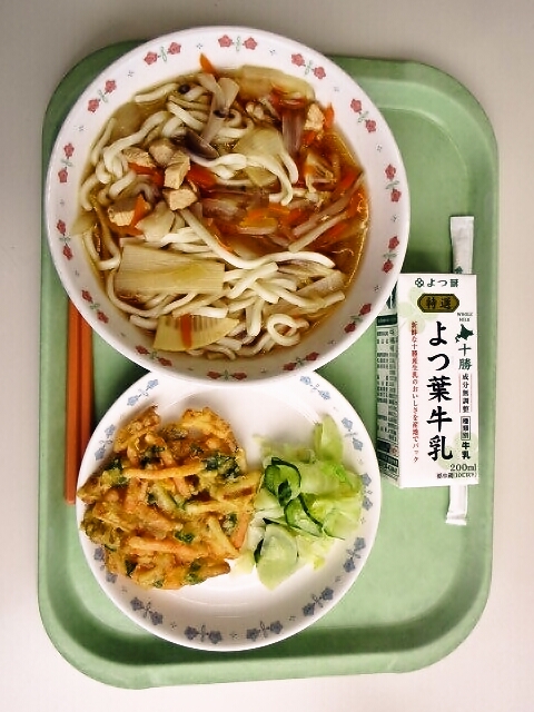 かわしうどん、野菜かき揚げ、即席漬け、牛乳