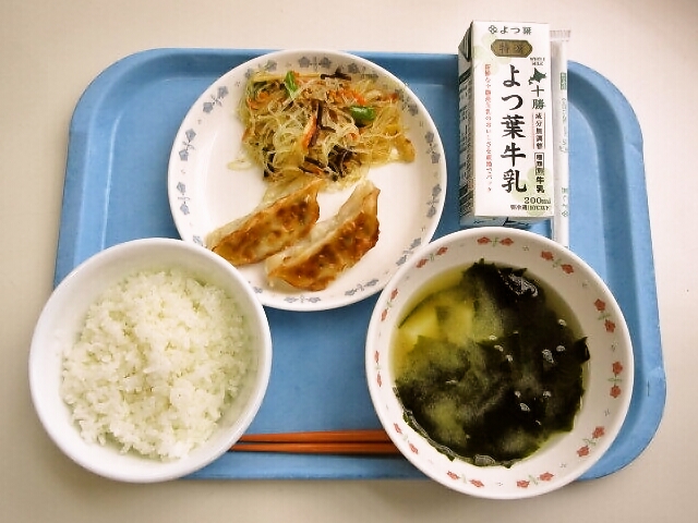 ごはん、みそ汁（じゃがいも・昆布）、焼き餃子、春雨炒め、牛乳