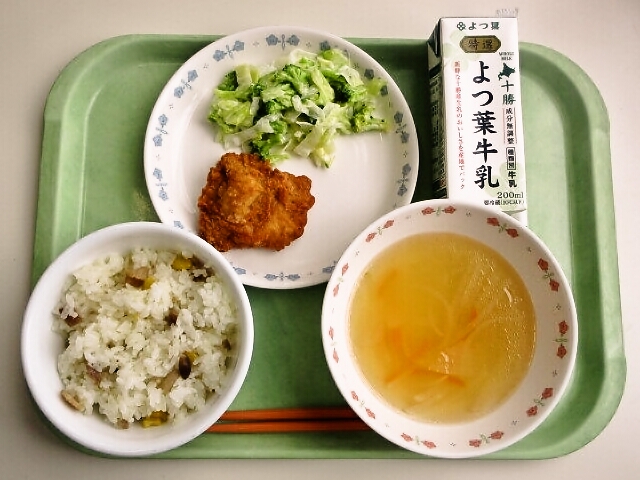 ベーコンピラフ、野菜スープ、クリスピーチキン、コールスローサラダ、牛乳