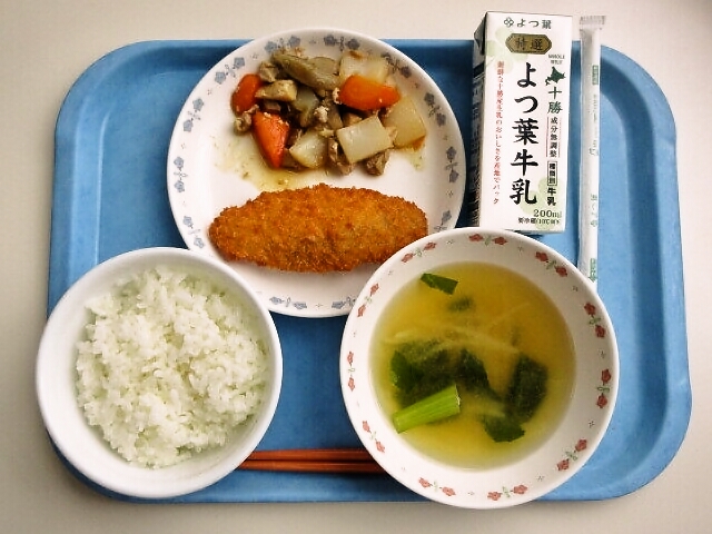 ごはん、みそ汁（大根・小松菜）、白身魚フライ、鶏ごぼう煮、牛乳
