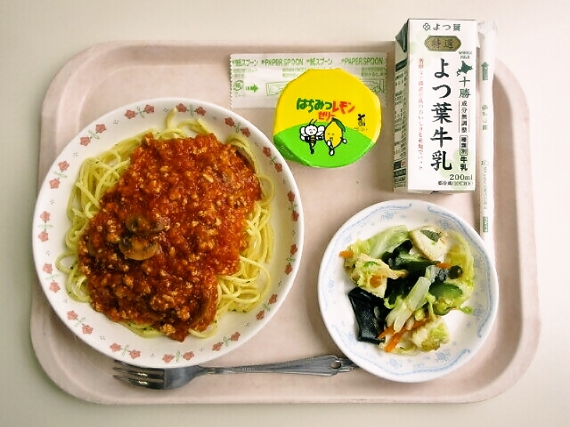 スパゲッティミートソース、海藻サラダ、はちみつレモンゼリー、牛乳