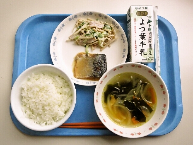 ごはん、わかめスープ、サバの味噌煮、ごぼうサラダ、牛乳