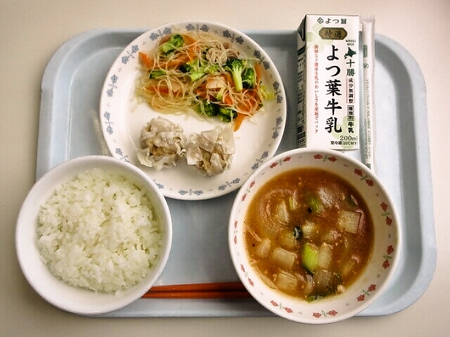 ごはん、大根のマーボースープ、焼売、春雨サラダ、牛乳