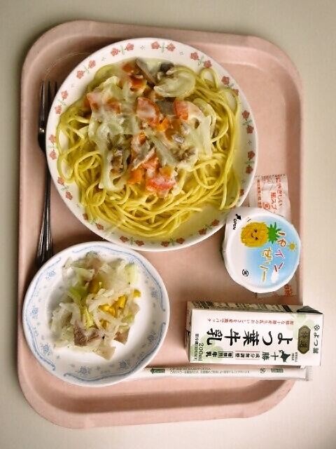 クリームスパゲッティ、大根サラダ、パインゼリー、牛乳