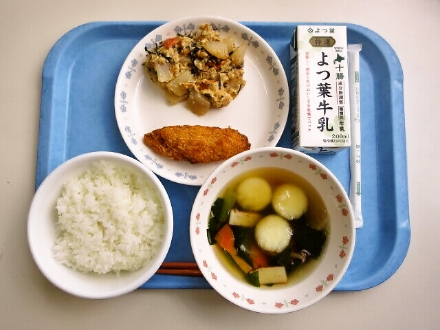 ごはん、いも団子汁、ほっけ和風フライ、こんにゃくとがんものみそ炒め、牛乳