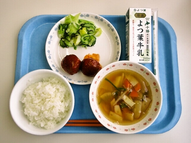 ごはん、けんちん汁、ケチャップあん肉団子、やみつきキャベツ、牛乳