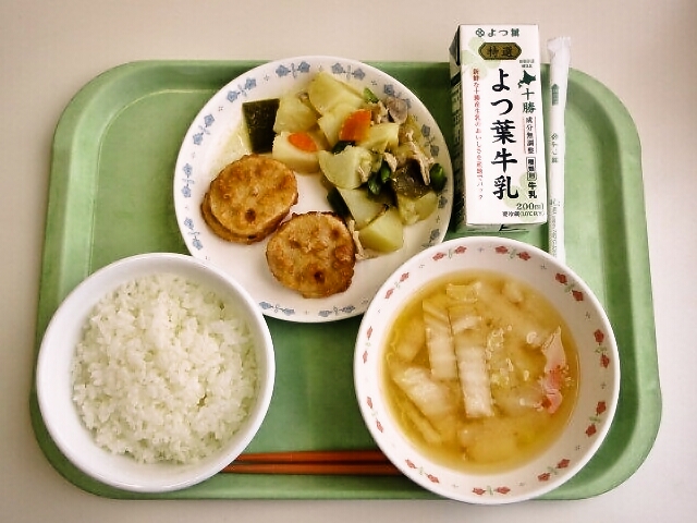 ごはん、みそ汁（白菜・人参）、蓮根の挟み揚げ、塩肉じゃが、牛乳
