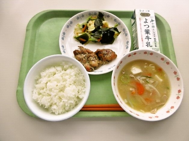 ごはん、豚汁、鶏のスパイス焼き、海藻サラダ、牛乳