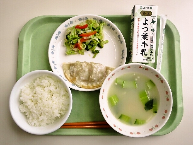 ごはん、チンゲン菜スープ、ジャンボ餃子、ブロッコリーサラダ、牛乳