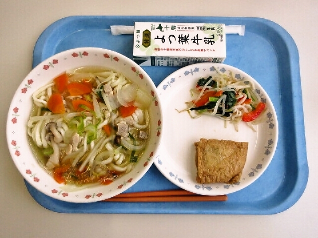 鶏だしうどん、きのこ信田、もやしのナムル、牛乳