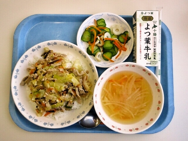 塩豚丼、みそ汁（大根・人参）、きゅうりもみ、牛乳