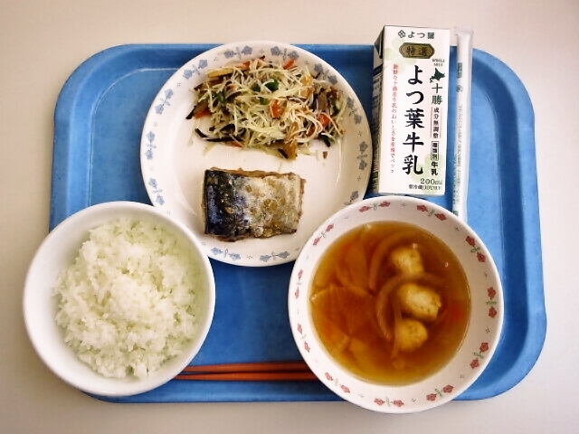 ごはん、鶏だんご汁、さばのみぞれ煮、ビーフン炒め、牛乳