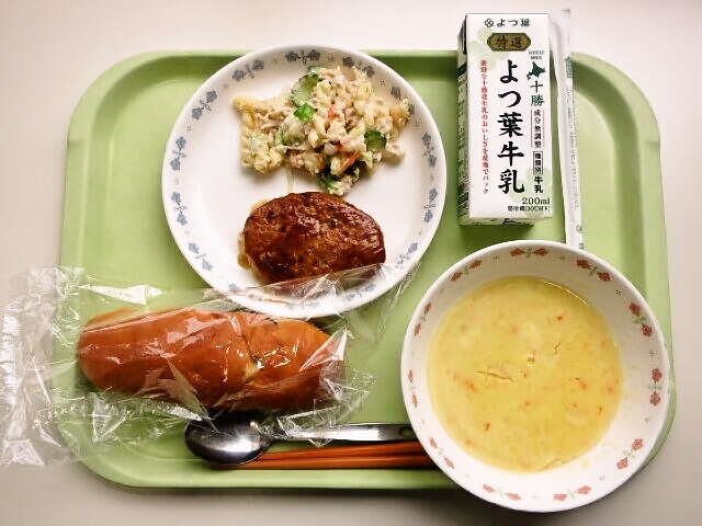 小豆パン、コーンポタージュ、照り焼きハンバーグ、マカロニツナサラダ、牛乳