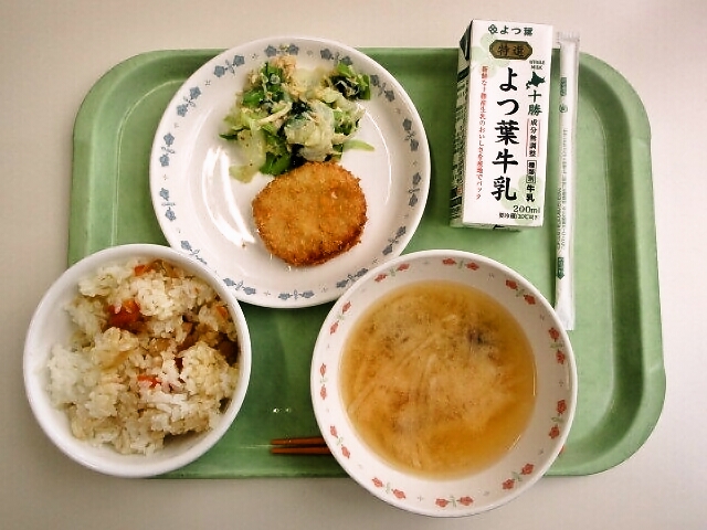 鶏ごぼうごはん、みそ汁（大根・なのこ）、いかメンチカツ、からし和え、牛乳