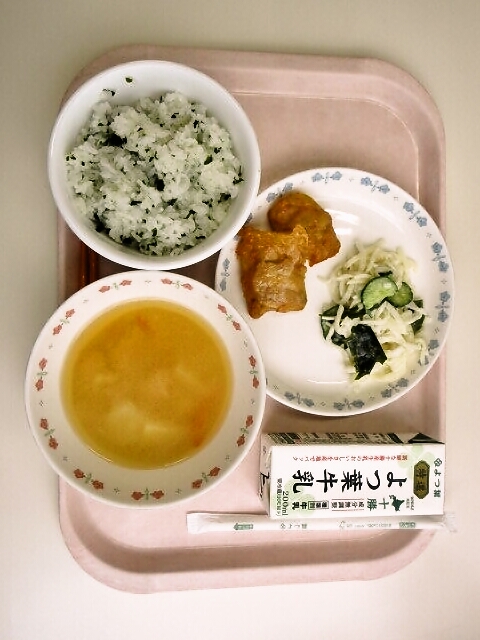 わかめごはん、みそ汁（じゃがいも・人参）、ミニチキン醤油、大根の和風マヨ和え、牛乳