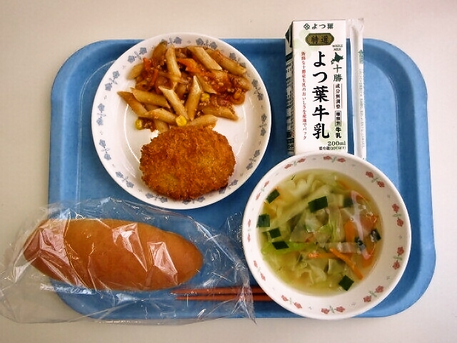 バターパン、きゃべつスープ、士幌の野菜コロッケ、ペンネのミートソース煮、牛乳
